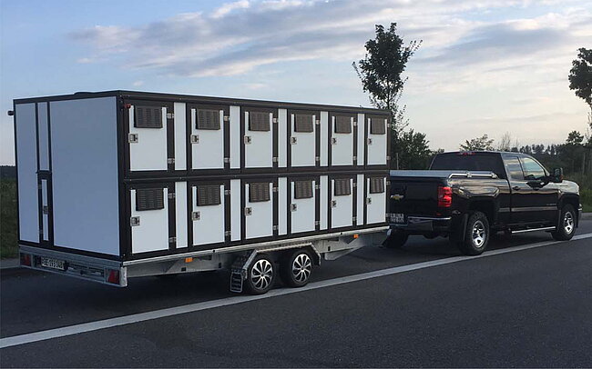 Aufsatzboxen auf Plattformanhänger